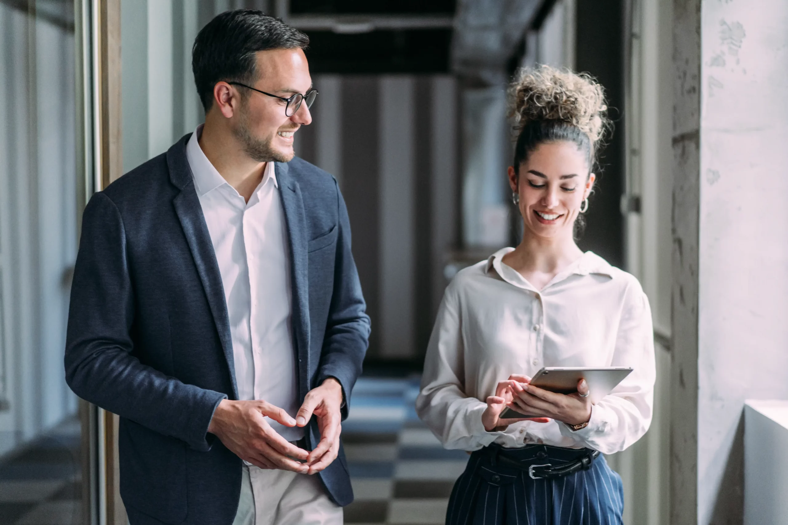 Berater und Kundin im Gespräch über die digitale Transformation ihres Unternehmens