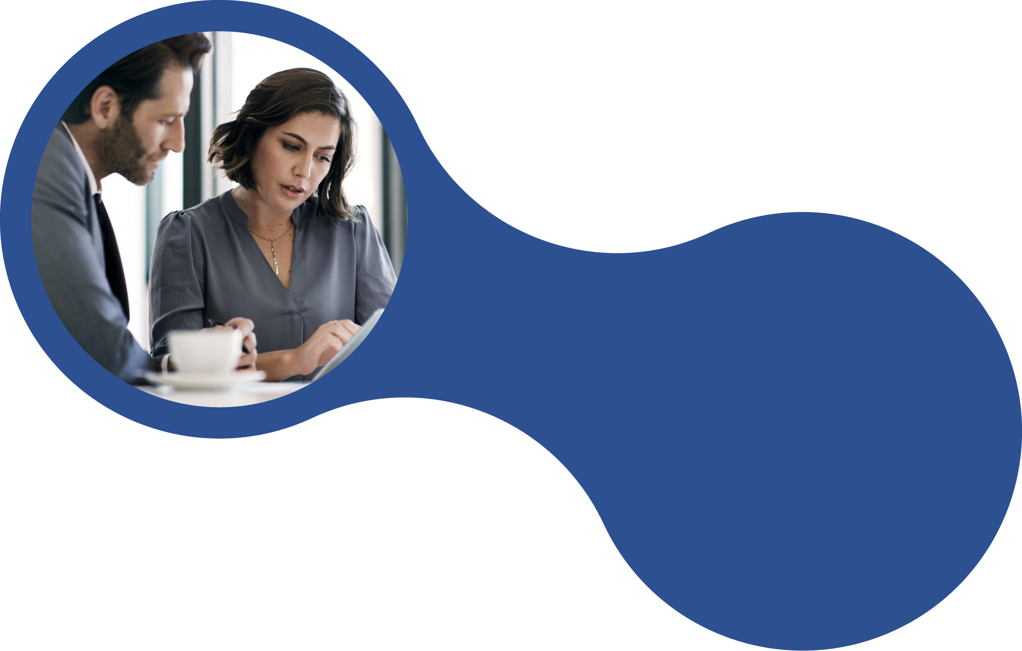 Zwei Fachleute analysieren gemeinsam eine Digitalstrategie am Laptop