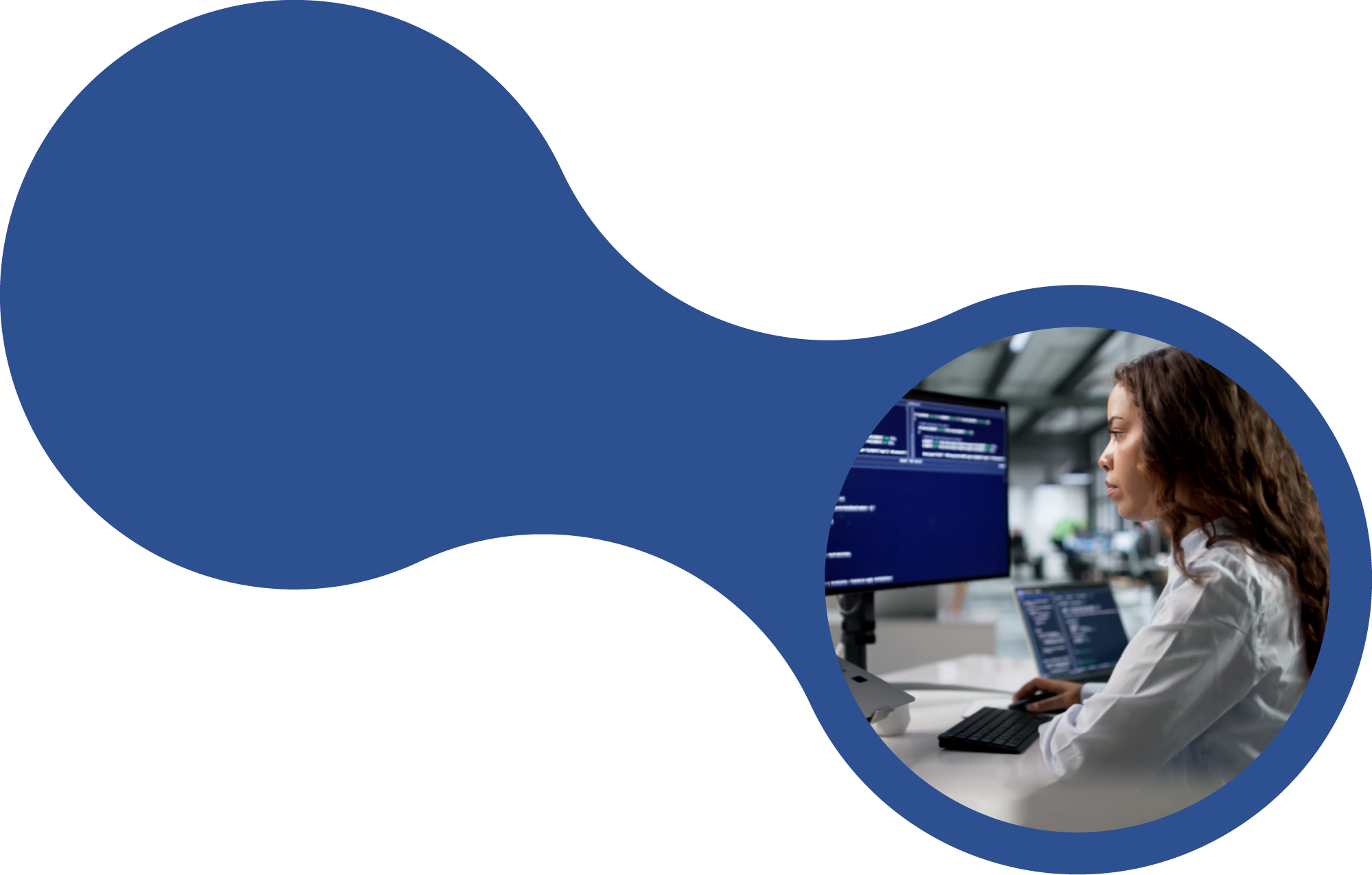 IT-Spezialistin überwacht Systeme während einer Post-Merger-Integration