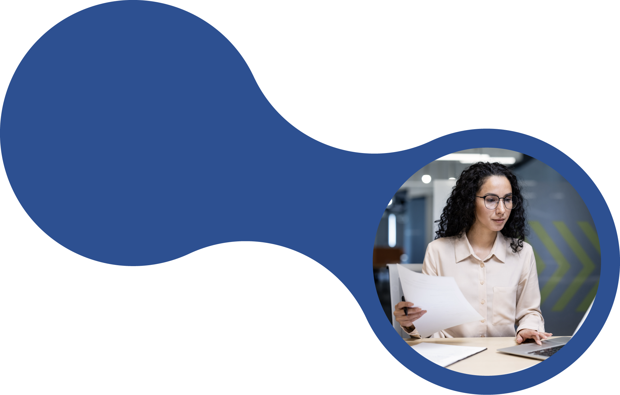 Interim Managerin prüft Unterlagen zur digitalen Strategie
